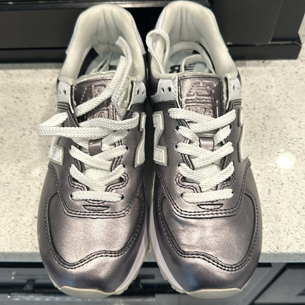 NWOB Women’s New Balance 574 Silver Metallic - Picture 2 of 6
